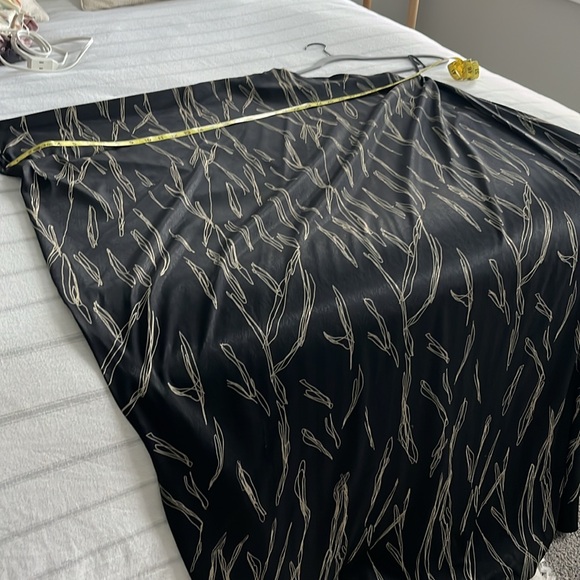 DIARRABLU Satu One-Shoulder Dress Black and Gold. - Picture 11 of 11